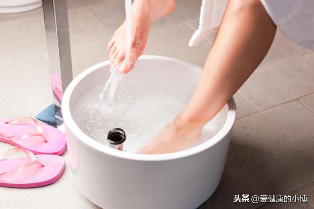 盐水泡脚能补肾吗，洗脚水中加些盐，坚持用淡盐水洗脚，会有什么效果