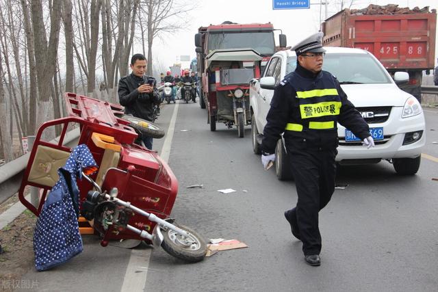 汪峰骑三轮摩托车撞树怎么回事:汪峰开三轮摩托车撞树i 停车等红灯时，被三轮摩托车追尾，对方死亡，该承担什么责任？