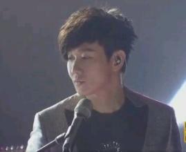 耳返:为何大部分歌手上台唱歌都要戴它