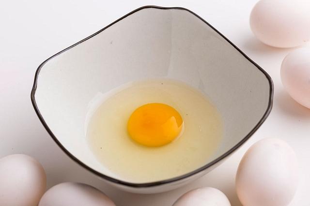 鸡蛋的营养构成，鸡蛋的蛋清营养高还是蛋黄高