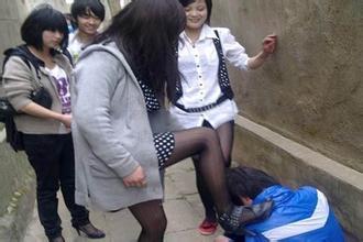 小三女子被扒衣围殴:济南一女子因情感纠葛，被扒衣围观。这事你怎么看？