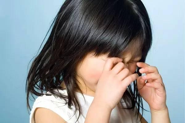 微信小孩拉尿表情包:小孩子要不到东西就会发脾气怎么办