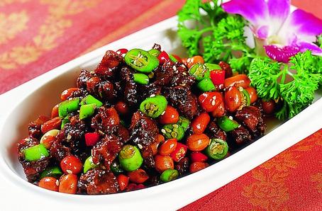 餐馆水煮活猫视频:关于养猫，自己煮鸡胸肉，内脏等喂猫会相比吃罐头猫粮差吗？ 拿炭火给猫吃视频