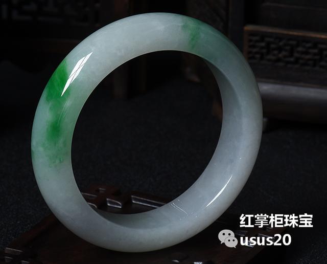 戴翡翠手镯的禁忌,翡翠手镯能不能两只一起戴？