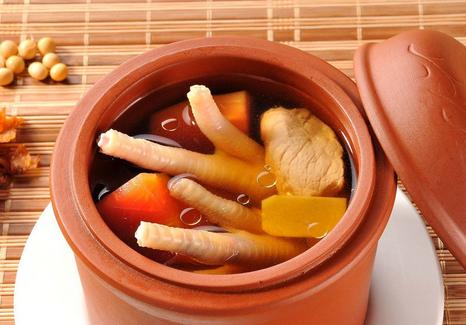 餐馆水煮活猫视频:关于养猫，自己煮鸡胸肉，内脏等喂猫会相比吃罐头猫粮差吗？ 拿炭火给猫吃视频