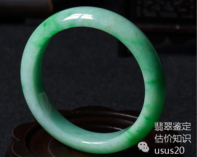 玉手镯戴左手还是右手,玉镯带左手好还是右手好呢？