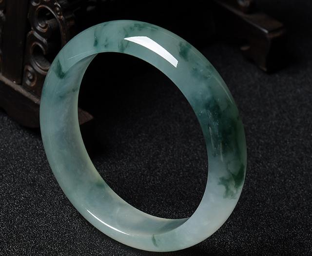 玉手镯戴左手还是右手,玉镯带左手好还是右手好呢？