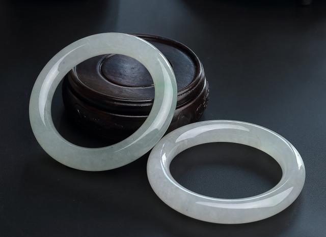 戴翡翠手镯的禁忌,翡翠手镯能不能两只一起戴？