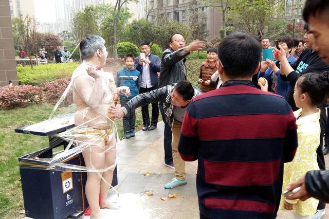 闹伴娘事件:闹洞房：广东佛山婚闹，伴娘被压床上猥亵，需要严惩吗？