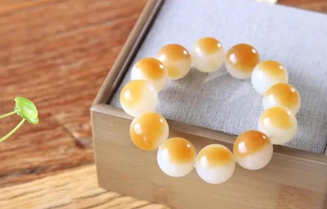 戴玉手镯对女人有什么好处,女士戴玉镯子好还是戴手链好？