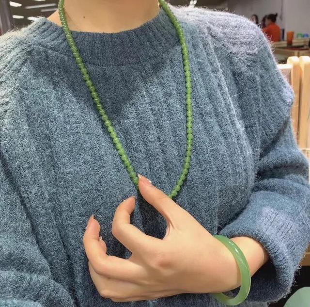 黑色的玉石值钱吗,为什么越贵的玉石越要用黑色挂绳？