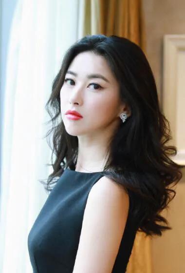 朱珠结婚老公是谁:36岁朱珠与小两岁的清华教授结婚，小腹处隆起，喜上加喜了吗？