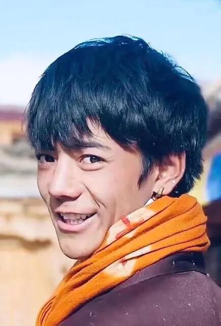 四川理塘:突然爆红的20岁的康巴汉子丁真是四川人还是西藏人？