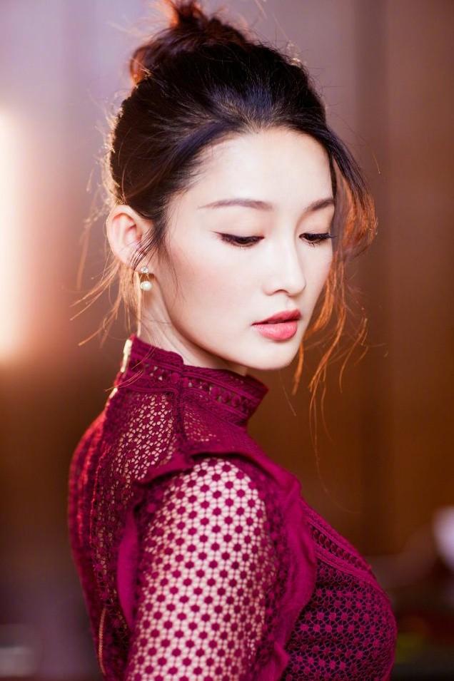 杨幂迪丽热巴合影:你觉得迪丽热巴跟杨幂，谁比较好看