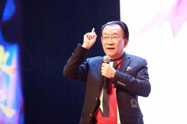 吴兆南:侯家不是相声名家吗？为什么侯耀华作为长子，他却不说相声？