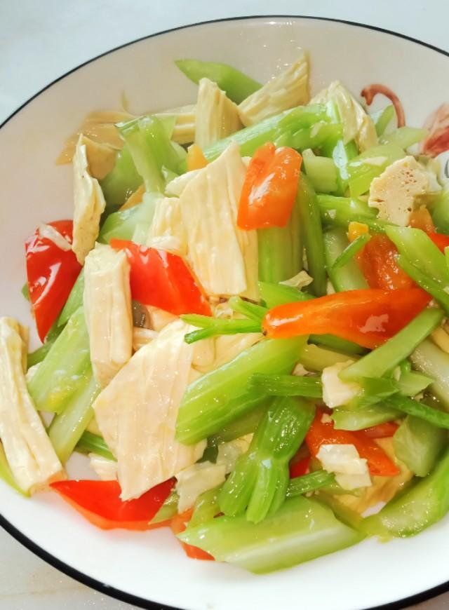 腐竹和什么菜炒着好吃？
