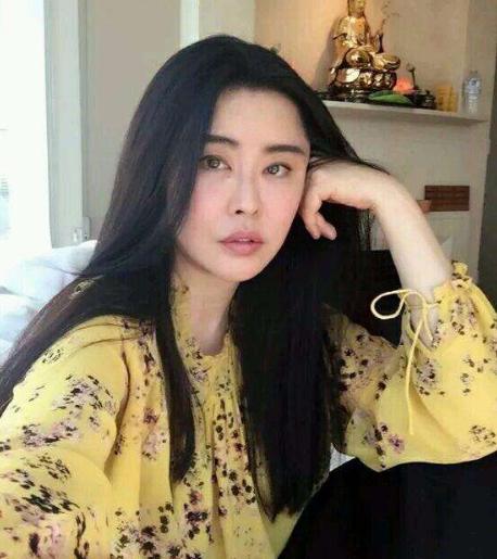 张曼玉近照:你了解曾和林青霞张曼玉齐名的王祖贤吗，她现状怎么样？