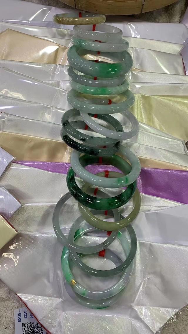 翡翠手镯怎么鉴定真假,祖传的翡翠手镯辨认真假？