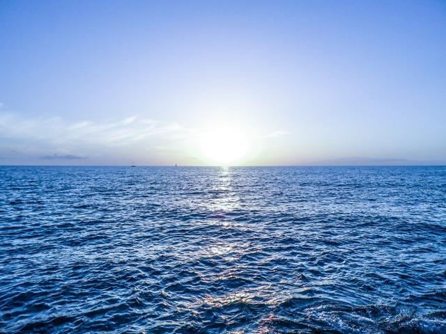 为什么晴天的时候看大海海水是碧波白浪，阴天