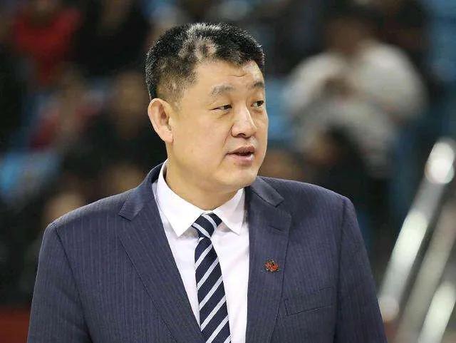 被誉为CBA传奇球员的孙军，为什么会在比赛中对裁判闫军破口大骂呢？