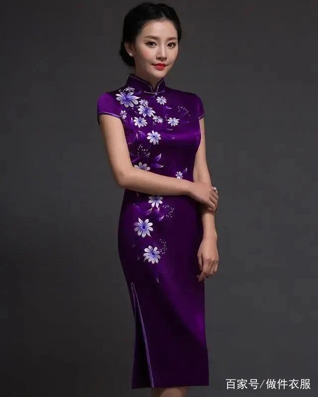 迪丽热巴蓝色旗袍:黑白紫金黄绿红粉蓝赤，哪一种颜色的旗袍十分好看？