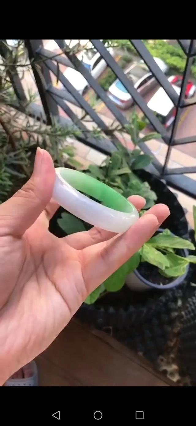 玉手镯a货是什么意思 ,麻烦懂玉的朋友帮我看看是不是a货？