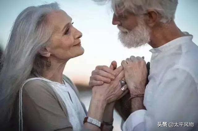 我在路上最爱你:怎样理解“此刻莺飞草长，爱的人曾在路上”这句话？