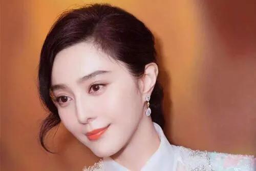 恭喜范冰冰在日本成功复出,广告铺满街道就是尺度有点大,你如何评价？