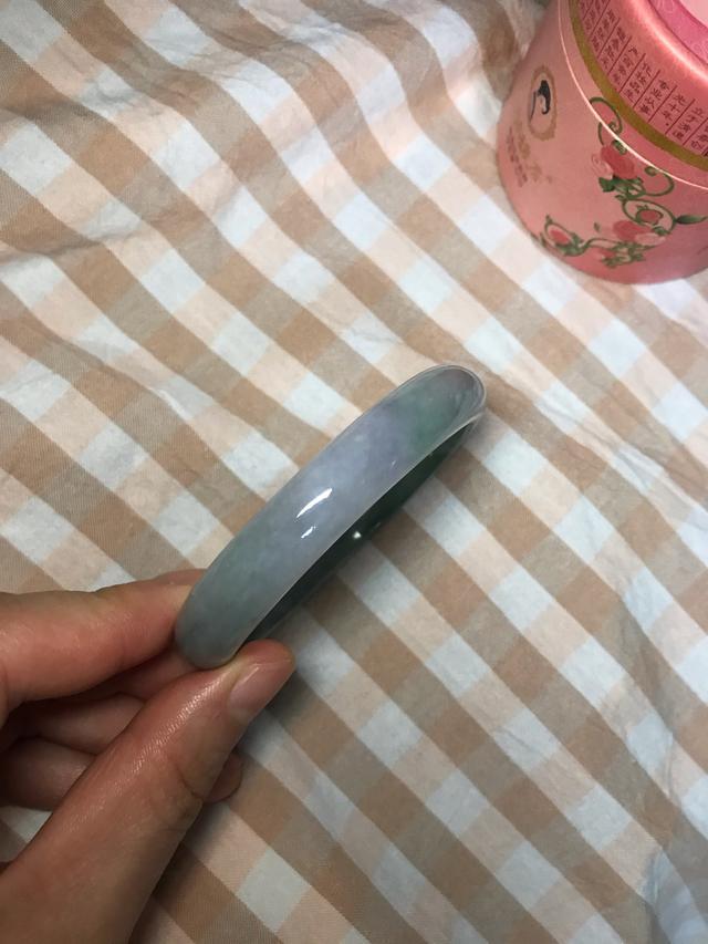 6000元春带彩手镯,想买个玉镯，预算1W左右，推荐啥品牌呢？