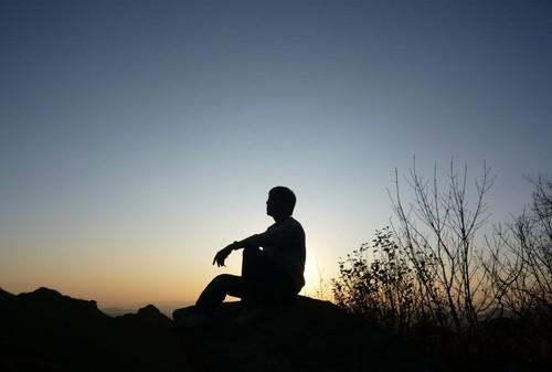 伤痛我背上一句是什么:有谁知道晚上睡觉后背疼，翻身都难受，白天缓缓就好了是咋回事？