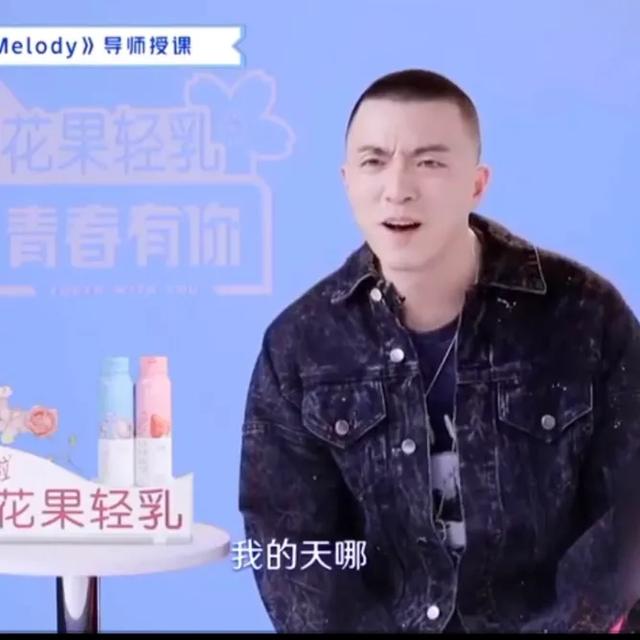 淡黄色长裙:请问“淡黄的长裙子，蓬松的头发”是个什么梗