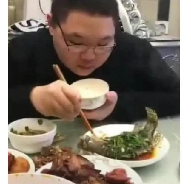 PDD“基地伙食”首次曝光,1顿饭7道硬菜,水友：“有钱人的生活”,你有何看法？