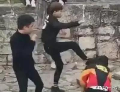 上海南汇斗殴视频:近日一段2名青年殴打2名中学生的视频在网上流传，该怎么办？