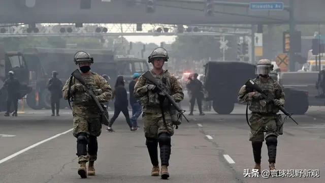 警察与防暴犬图片:防暴犬的图片 美国警察暴力执法事件，奥巴马落泪，称脖子上的膝盖，你怎么看？