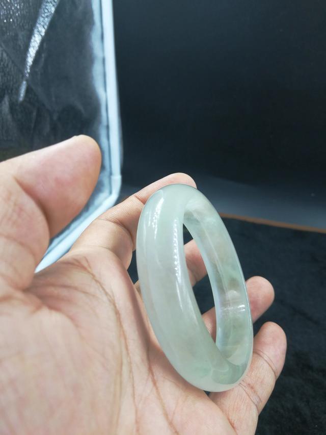 三万左右翡翠手镯图片,请各位专家帮忙看看这条手镯值五万吗？