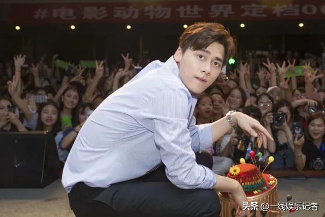李易峰证件照:李易峰为什么现在的消息这么少是被雪藏了吗