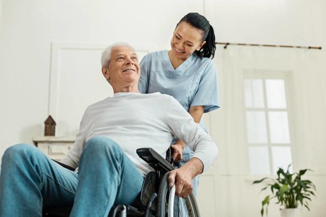 我35岁,在城里当保姆,雇主男65岁,他让我嫁给他该答应吗？