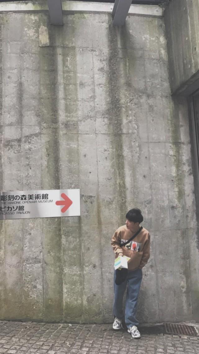 肖战ins头像变黑:肖战最近被黑你们怎么看？