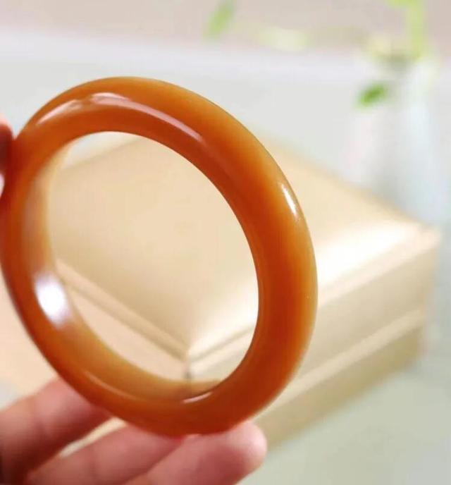 玉镯大小合适还是稍大一点好,手镯贴手好还是大一点好？