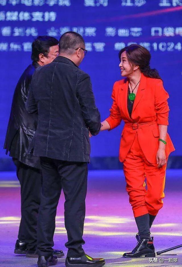 翡翠果冻底是哪个级别,刘晓庆的翡翠到底是什么档次，大家知道么？