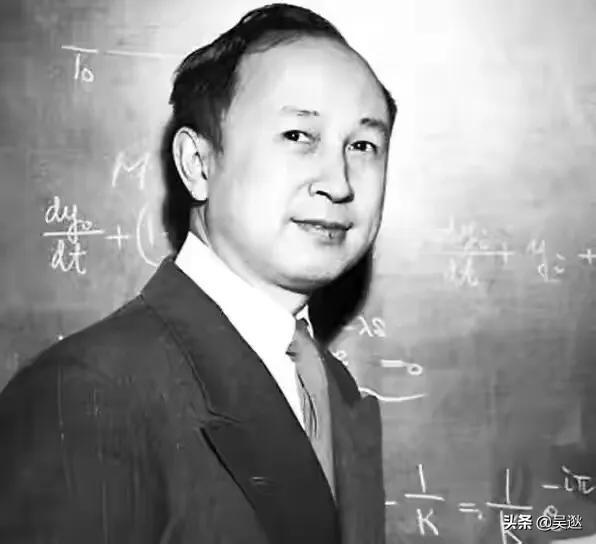 太空行走第一人:宇航员在月球上为什么跳着走？