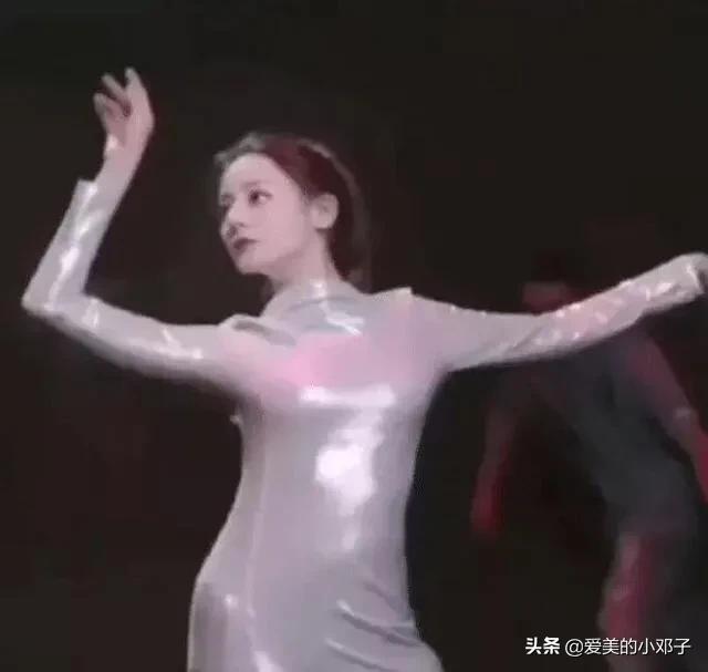 陈燃透视短裙:为什么有些人认为女孩子穿皮裤皮裙这么迷人