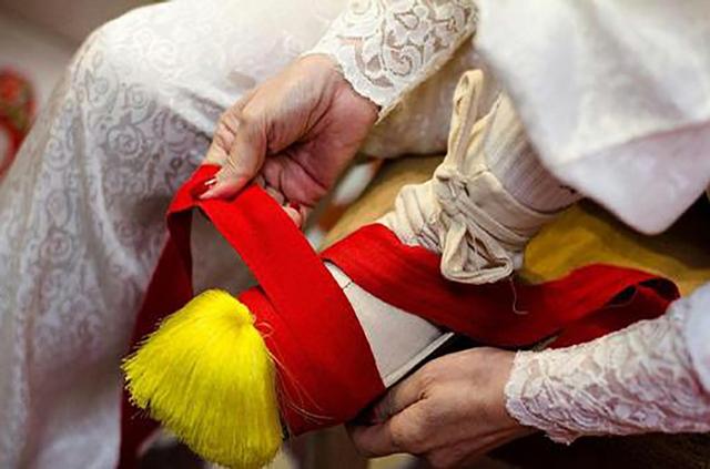 头条问答 - 中国女人缠小脚经历了多长时间,从什么时候开始,是怎样的?