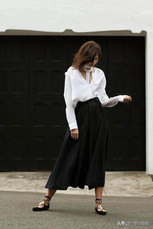 五十多岁的女人穿白色裙子黑色上衣合适吗