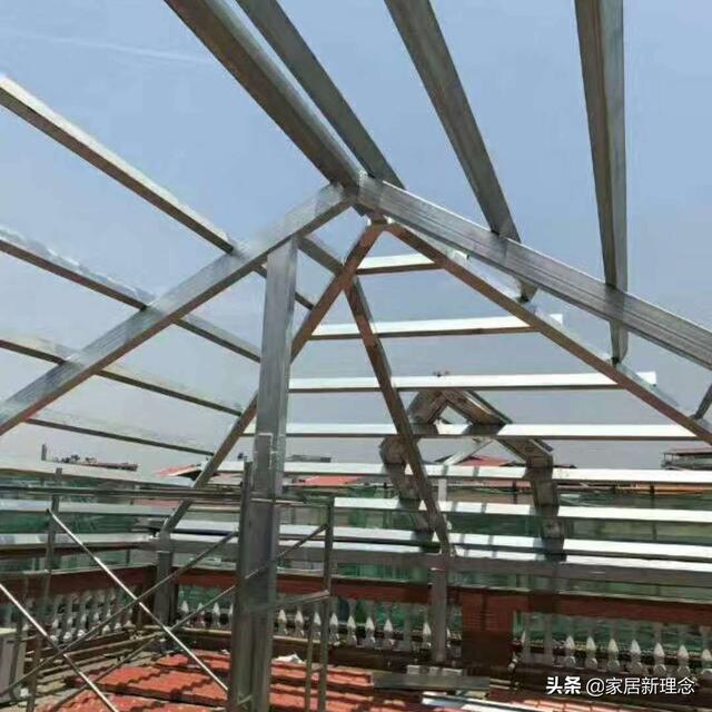 有三四个师傅差不多三天左右就可以全部完成,屋面可选用彩钢瓦,树脂瓦