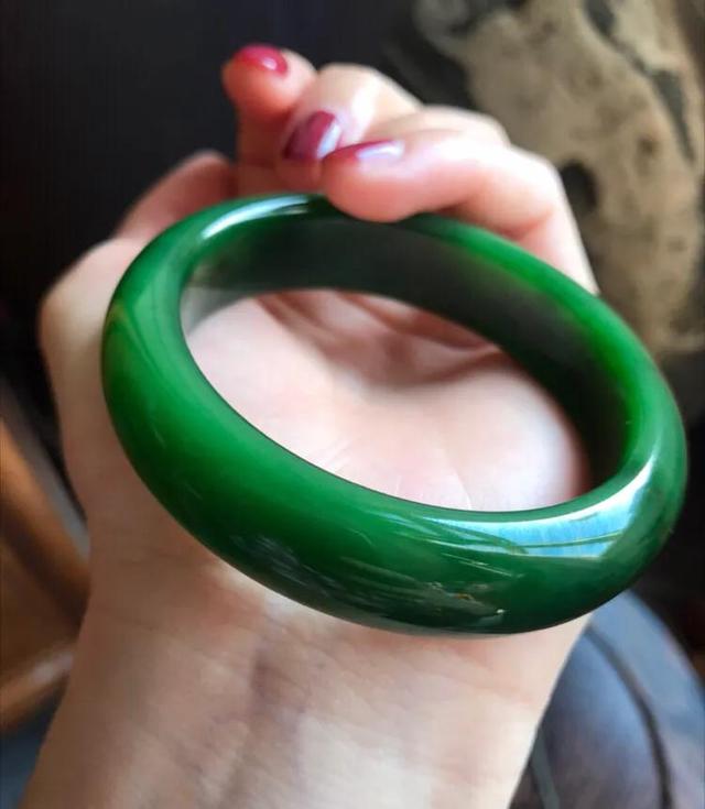 玉镯大小合适还是稍大一点好,手镯贴手好还是大一点好？