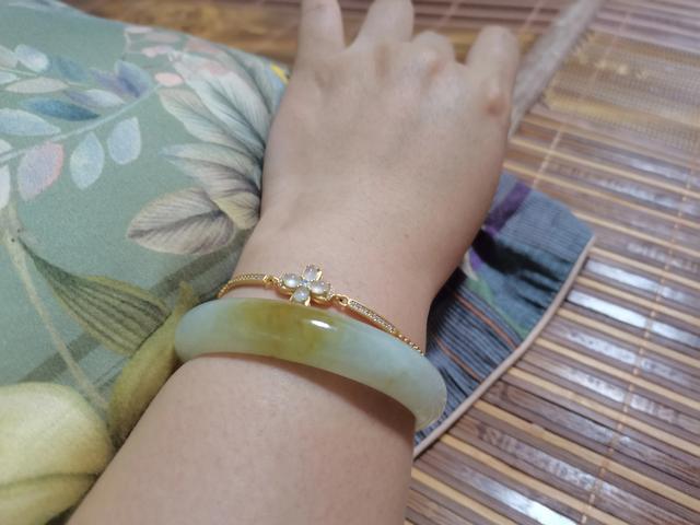 翡翠手镯估价,花同样的钱买翡翠，手镯和挂件哪个更保值？