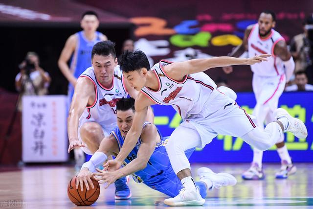 翟小川:郭昊文冲撞雷蒙，翟晓川为什么从替补席冲了上去