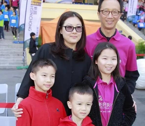伏明霞老公是谁简历:获得悉尼奥运会金牌，22岁的伏明霞为何会选择退役呢