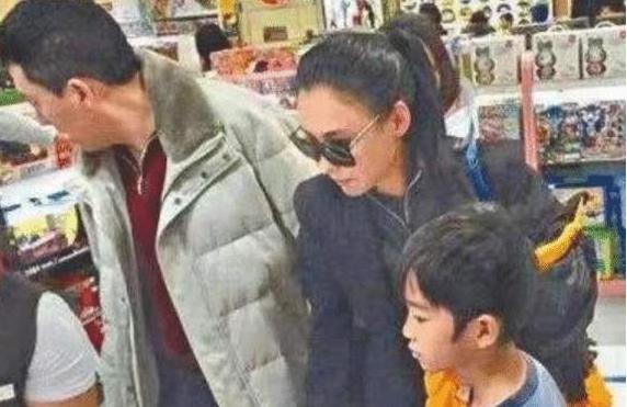 张柏芝承认三胎老公:张柏芝谢霆锋所生的两个儿子现在长什么样？